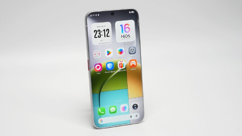 Tecno показала смартфон с рамками 0 мм